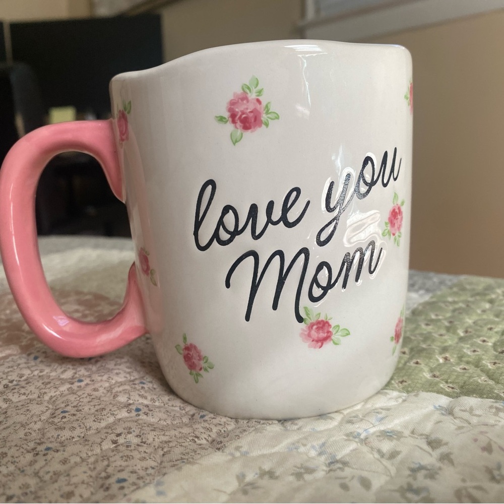 FIRST OFFER GETS IT Floral 'Love You Mom' Mug with Pink Handle - Picture 3 of 4